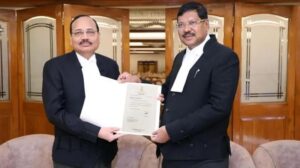 सरन्यायाधीश गवई (उजवीकडे) यांच्यानंतर न्यायमुर्ती सूर्यकांत देशाचे सरन्यायाधीश होतील