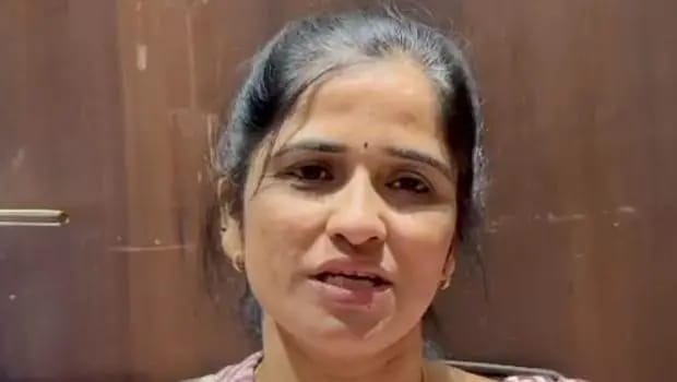 १७ नोव्हेंबरला पोलीस संरक्षणात उमेदवारी अर्ज दाखल केलेल्या उज्ज्वला थिटे यांचा अर्ज अवघ्या २४ तासात बाद ठरवला गेला